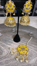 Load image into Gallery viewer, Kimat Kundan Earrings and tikka set
